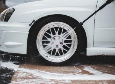 Cleaning of wheel disk with water jet and soap from pressure washer gun